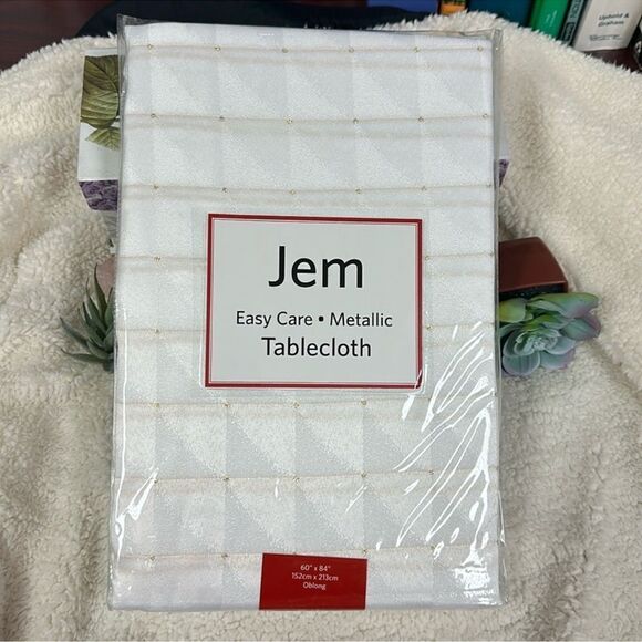 Wegmans Jem White Gold Metallic Polka Ombré Squares Oblong Holiday Tablecloth - Picture 2 of 11